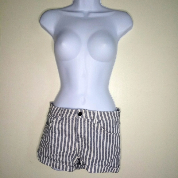H&M 5-pocket gray and white striped shorts - Picture 8 of 10